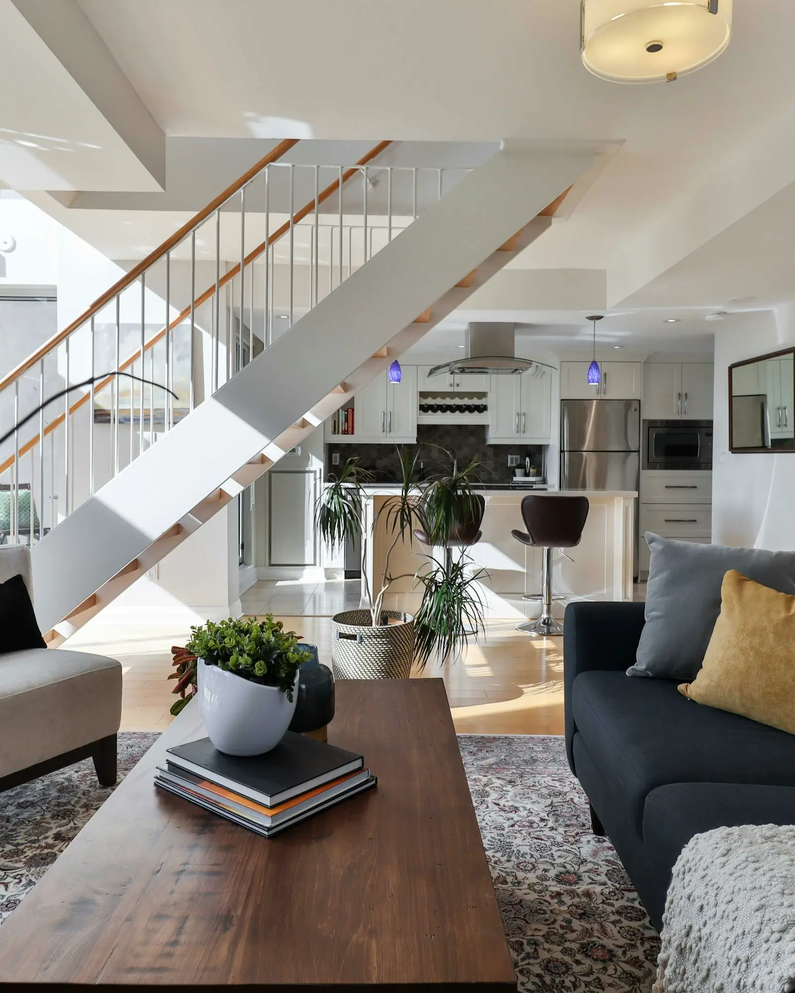 Interior de casă cu scară și living, fotografie ilustrativă