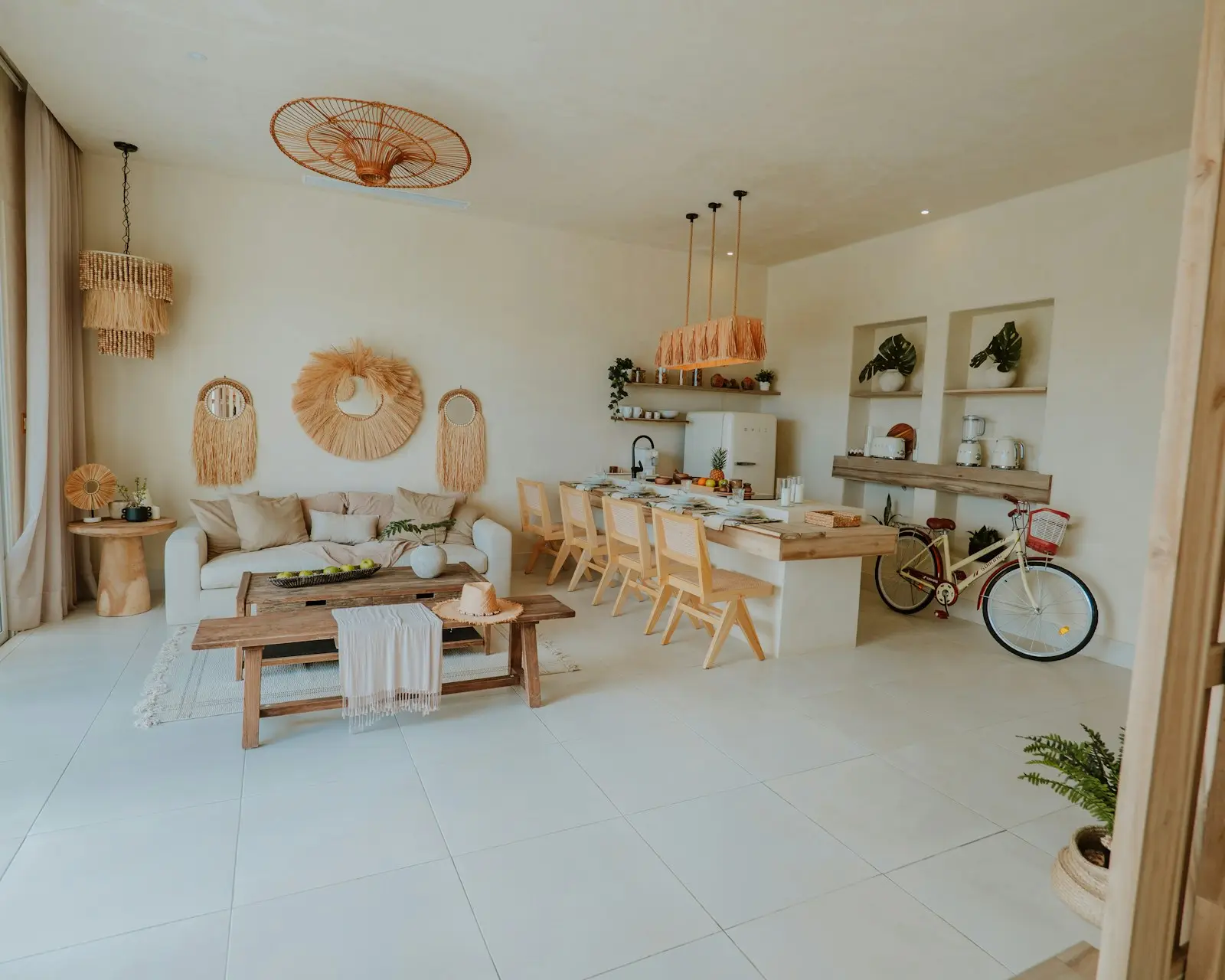 Persoană curățând o locuință, fotografie ilustrativă