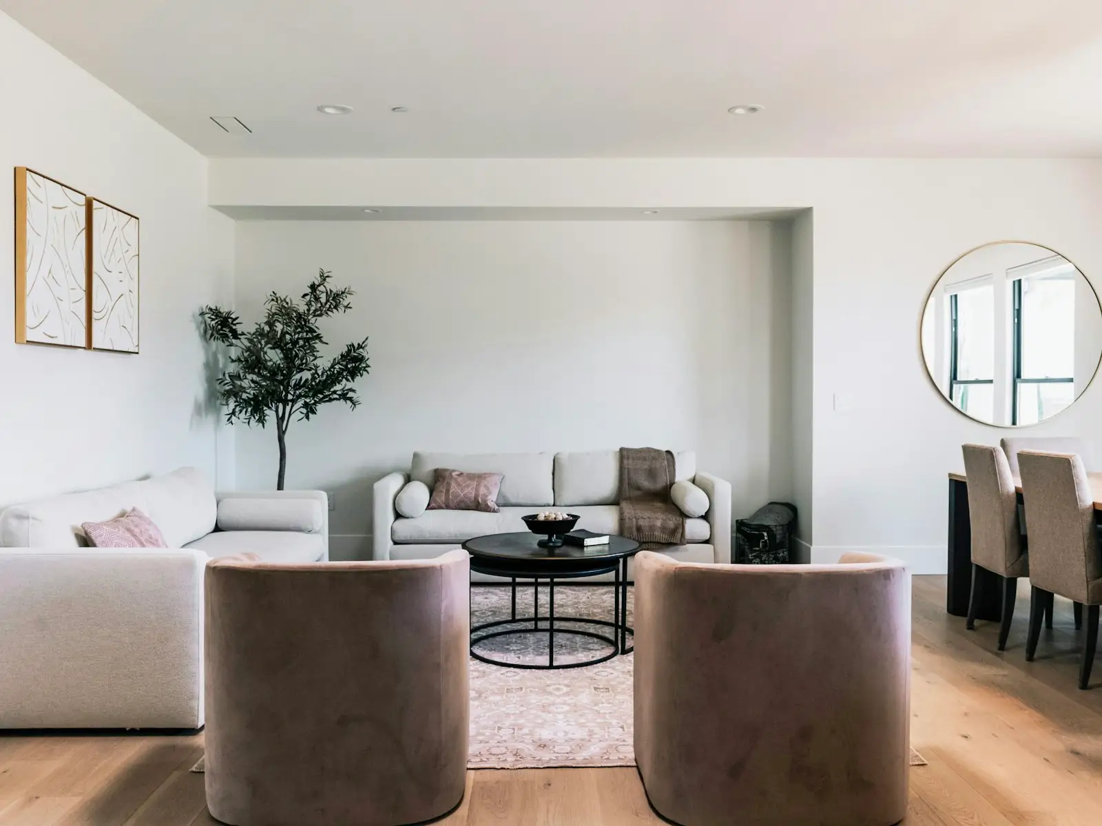 Living de apartament cu lumină de zi, fotografie ilustrativă